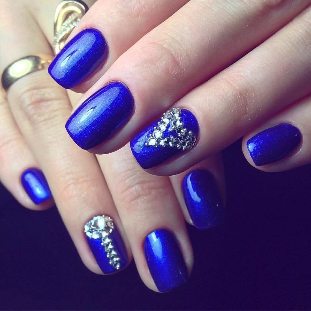 Маникюр 2022 ультрамарин. Синий маникюр со страхами. Синий маникюр со стразами. Синие ногти маникюр. Синие ногти со.