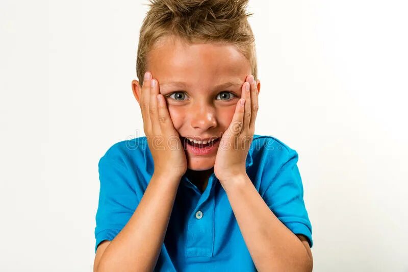 Пацан удивил. Удивленный человек. Удивленный мальчишка. Удивление эмоция. Мальчик в очках.