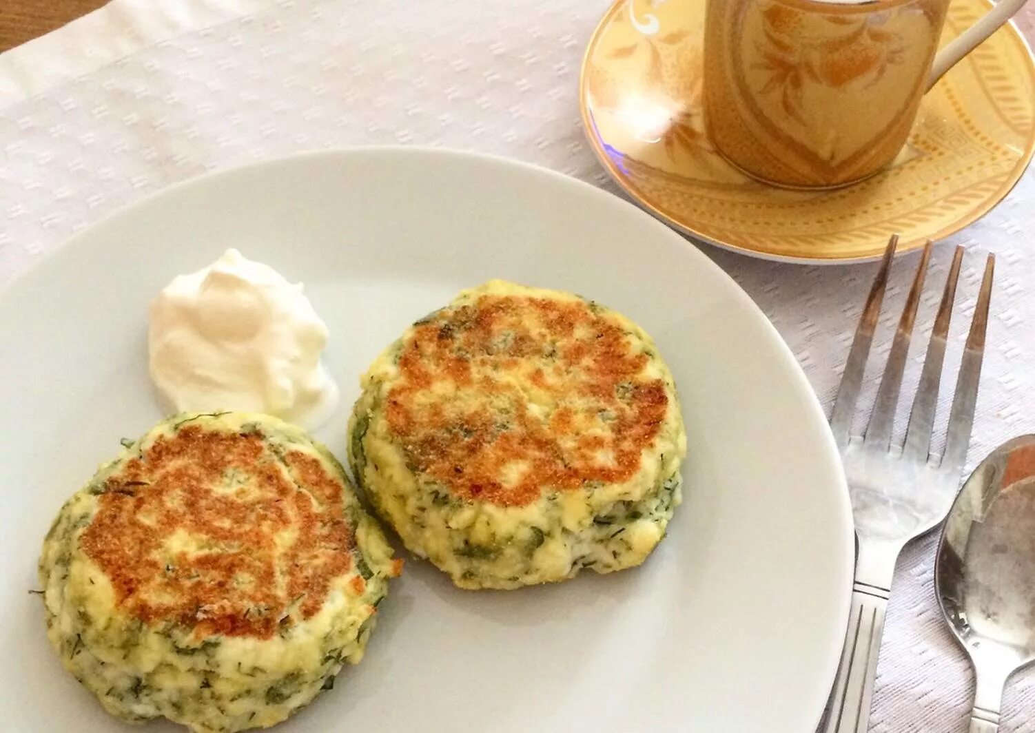сырный хайнц в омлет. завтраки с авокадо и сыром. сырный омлет. сырные оладушки. пп завтрак с сыром.