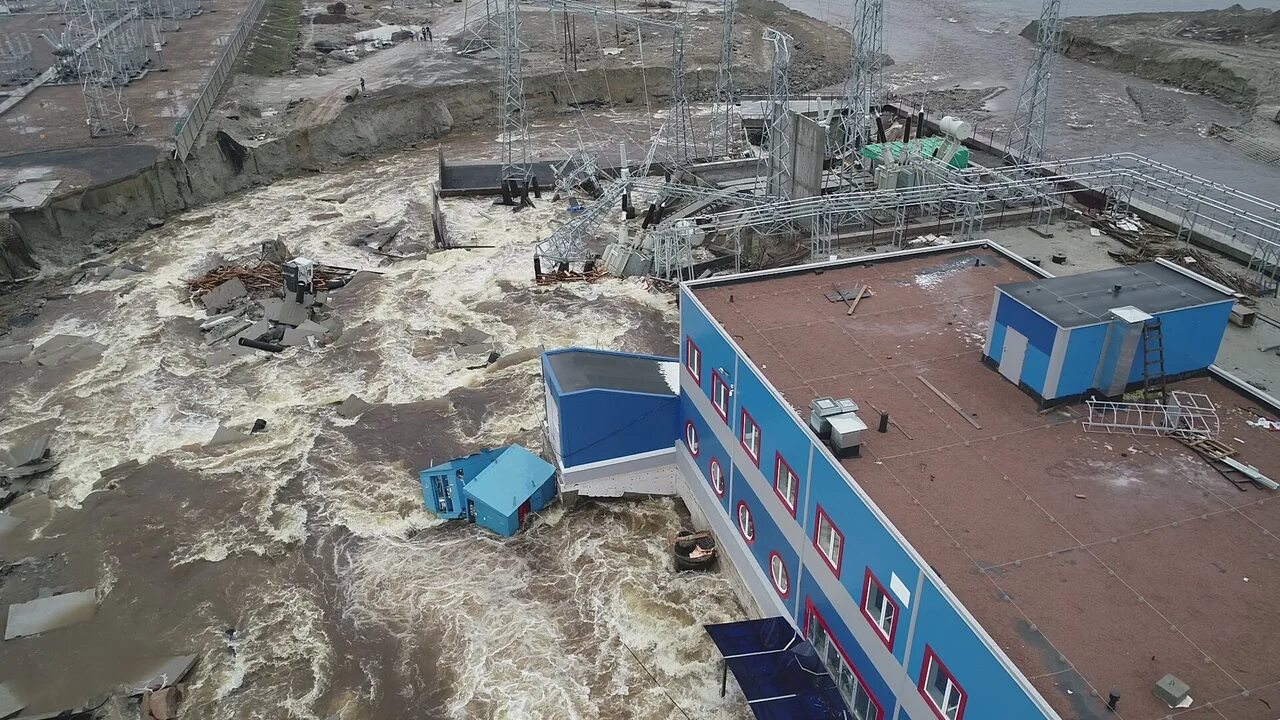 Прорыв 25. Разрушенную дамбу на белопорожской гэс-2 в карелии. белопорожская гэс авария. прорыв дамбы на саяно шушенской гэс. белопорожская гэс прорыв дамбы.