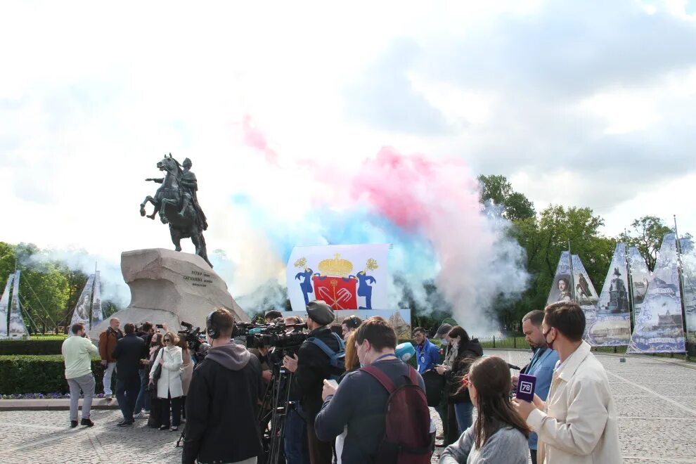 День города санкт программа. День города Санкт-Петербурга возложение цветов медный всадник. День города Санкт-Петербурга 2021. День города Петербург 2021. Праздник в городе.