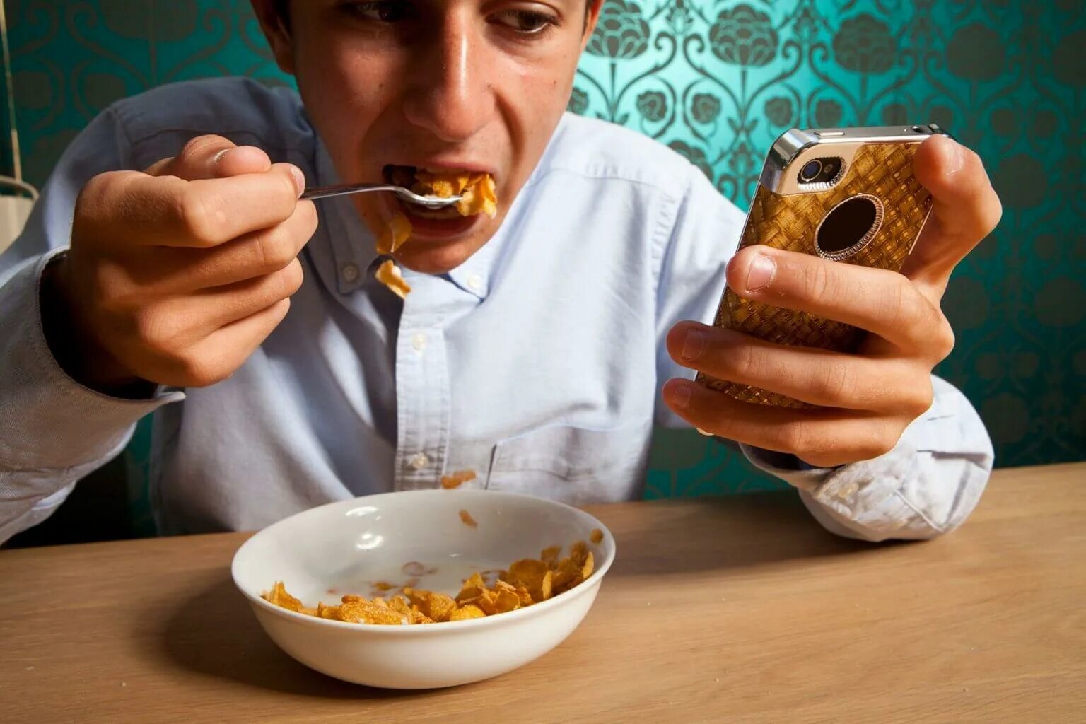 Есть и у. Человек зависимый от телефона. Кушать телефон. Человек с мобильником за едой. Человек кушает с телефоном.