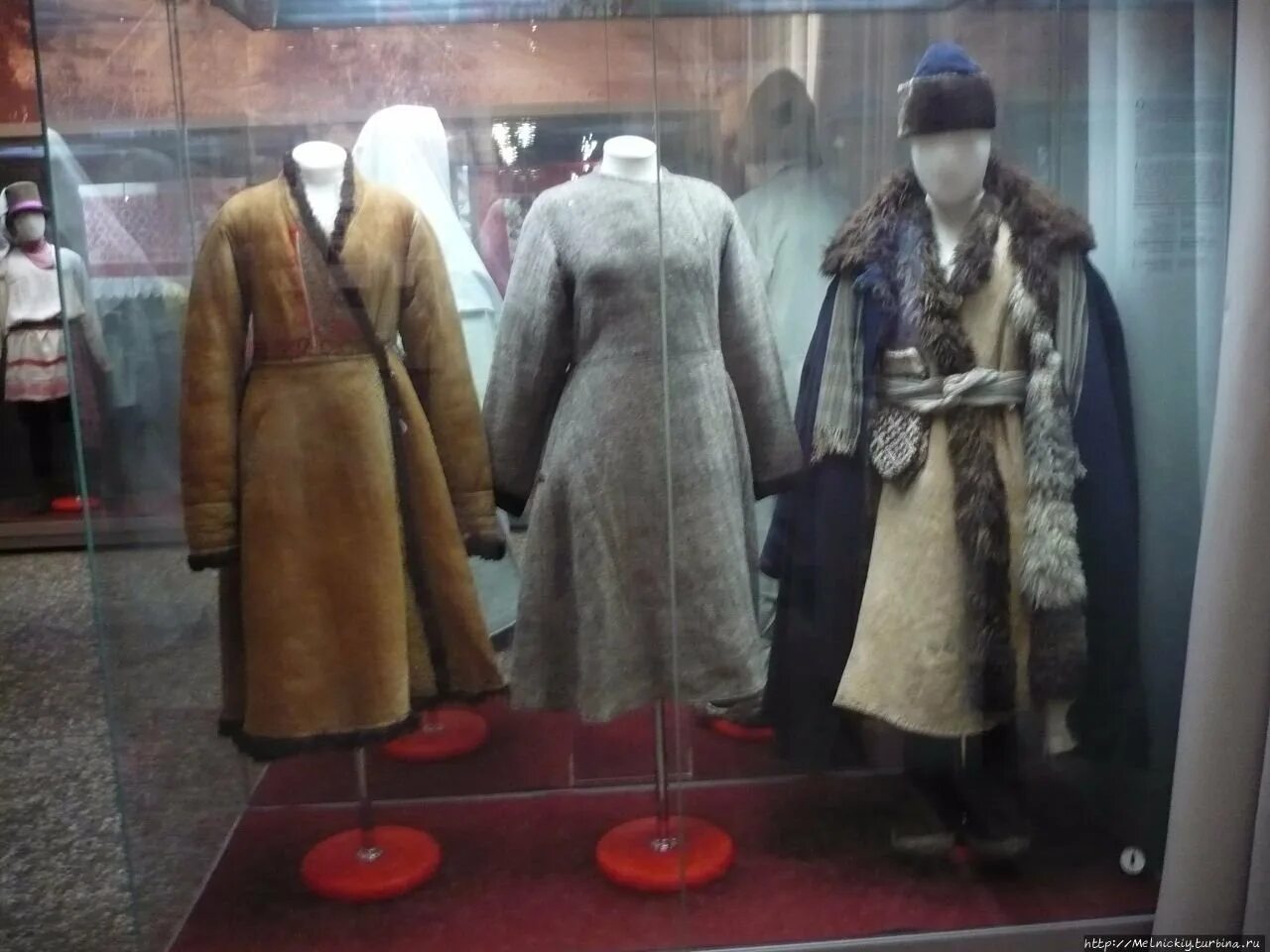 Армяк одежда. Этнографический музей в спб кафтан. армяк. кучерский армячок. армяк фото.