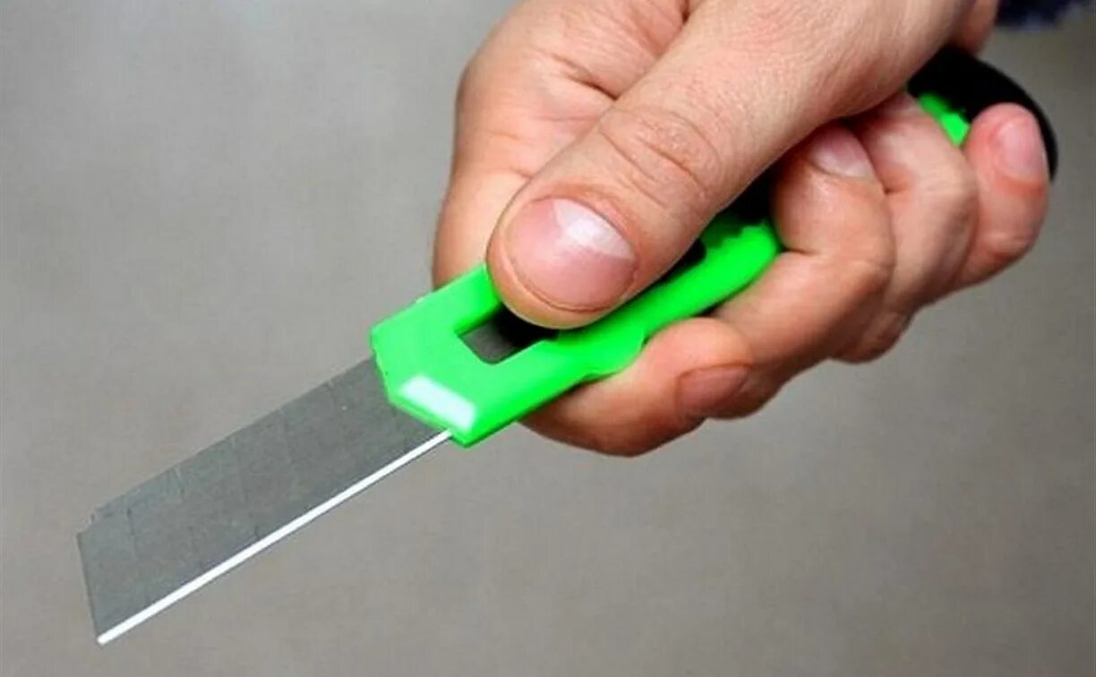 Канцелярские нож видео. Резание с канцелярским ножом. Канцелярский нож. Порезался канцелярским ножом. Безопасный канцелярский нож.