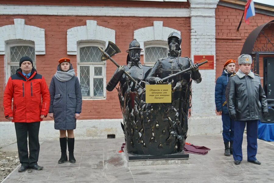 Памятники пожарной охраны курганской области. Памятник Покорители огня ковров. Памятники Коврова. Памятник пожарным всковрове. Памятник пожарному во Владимире.