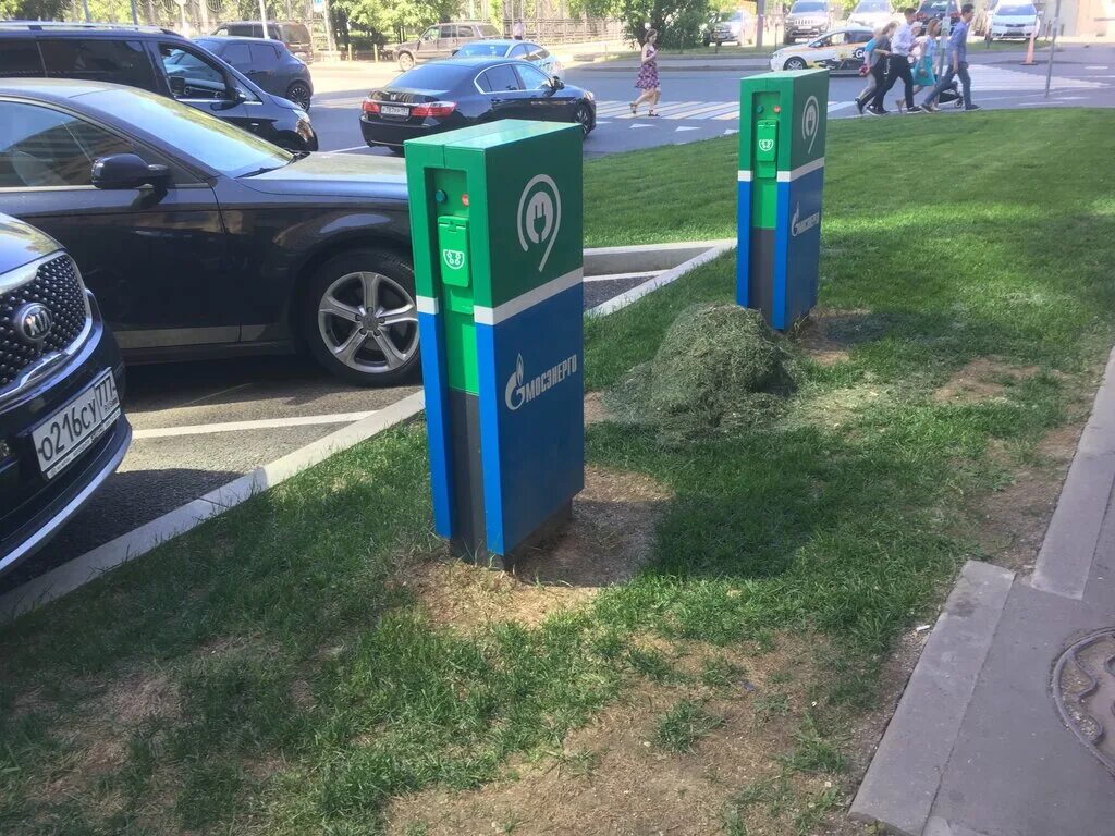 Зарядные станции в москве. Зарядные станции для электротранспорта. Мосэнерго станция зарядки электромобилей. Зарядные станции абб. Станции зарядки электромобилей в москве.