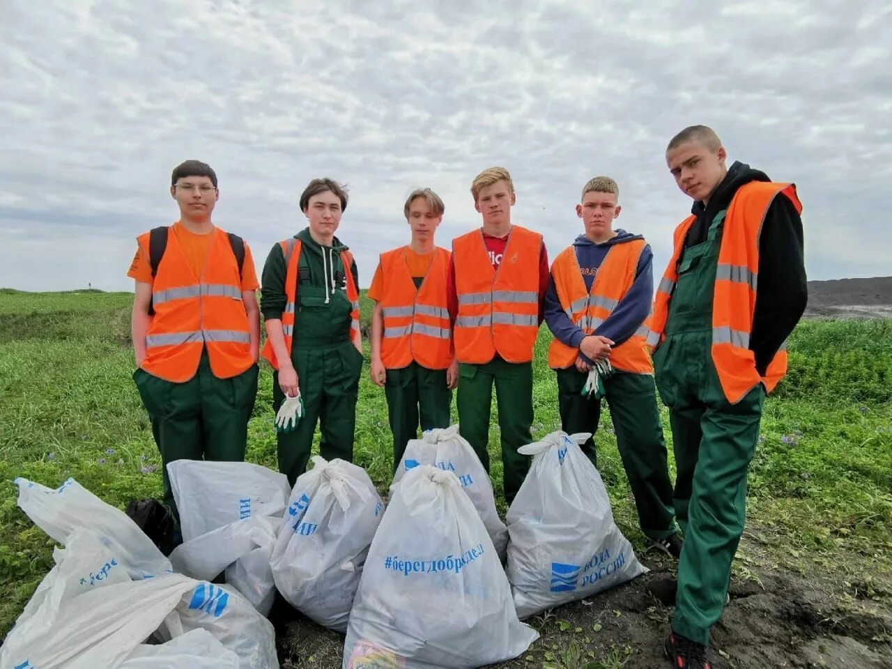 Одежда рыбака на судне. Камчатка 4к. Бухта русская камчатка. Рыбоперерабатывающий завод камчаттралфлот. Камчатка ивашка рыбзавод.