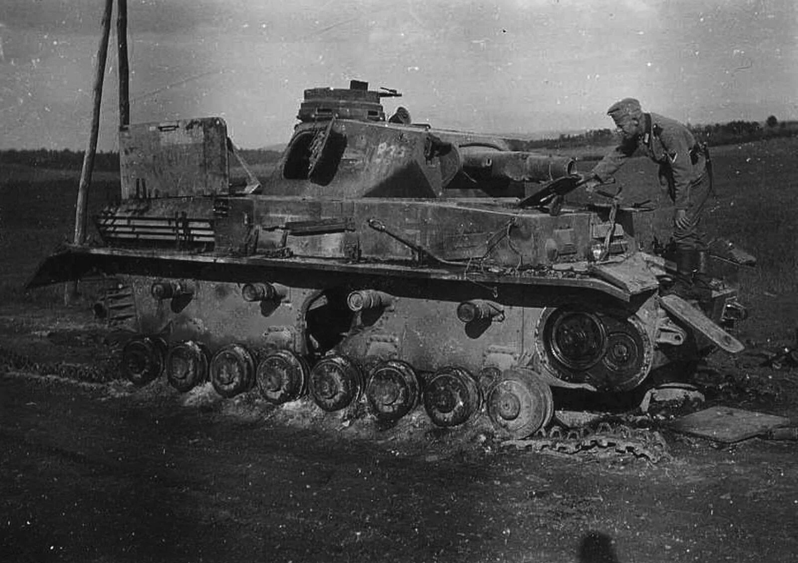 Немецкие танки 1941. Подбитый немецкий танк 1941. PZ III 1941. Танки вермахта 1941г. PZ IV 1941.