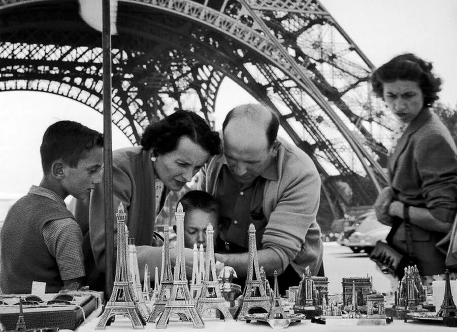 Жизнь французов. Советские туристы в Париже. Париж 1950. Париж 1952. Париж 1950 годы.