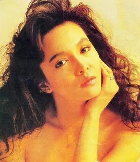 Төсекте жалаңаш стильдегі фотосессия