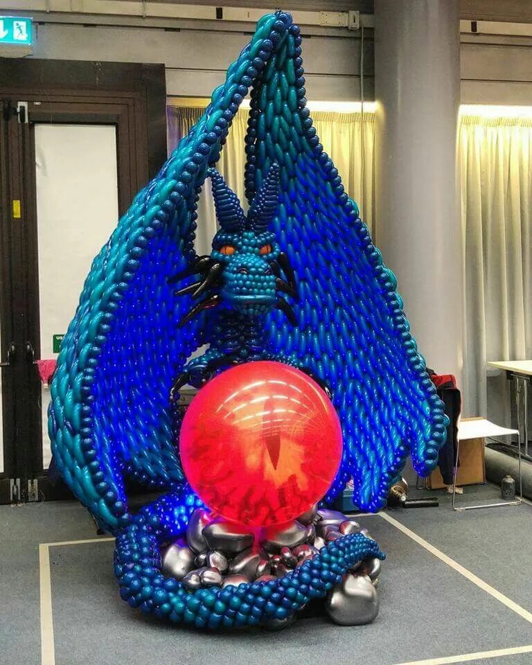 Воздушный шар дракон. Дракон из шаров воздушных. Дракон с шаром. Фестиваль воздушных шаров.