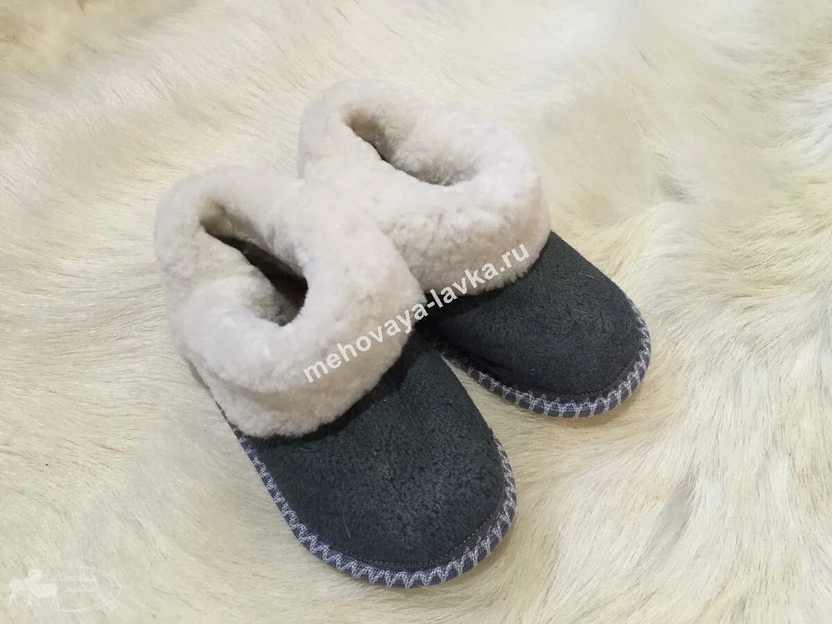 Носки из дубленой овчины. Тапочки чуни из овчины. Чуни из овчины сшить. Чуни из овчины сшить. Чуньки из овчины.