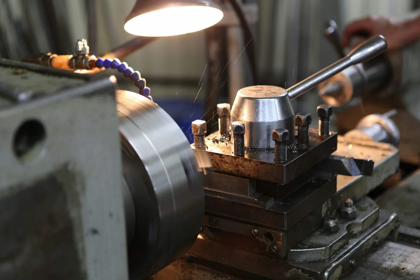 Реклама токарных работ по металлу. Точение детали. Металлообработка чпу. Гибка металла на токарном станке. Токарная мастерская москва.