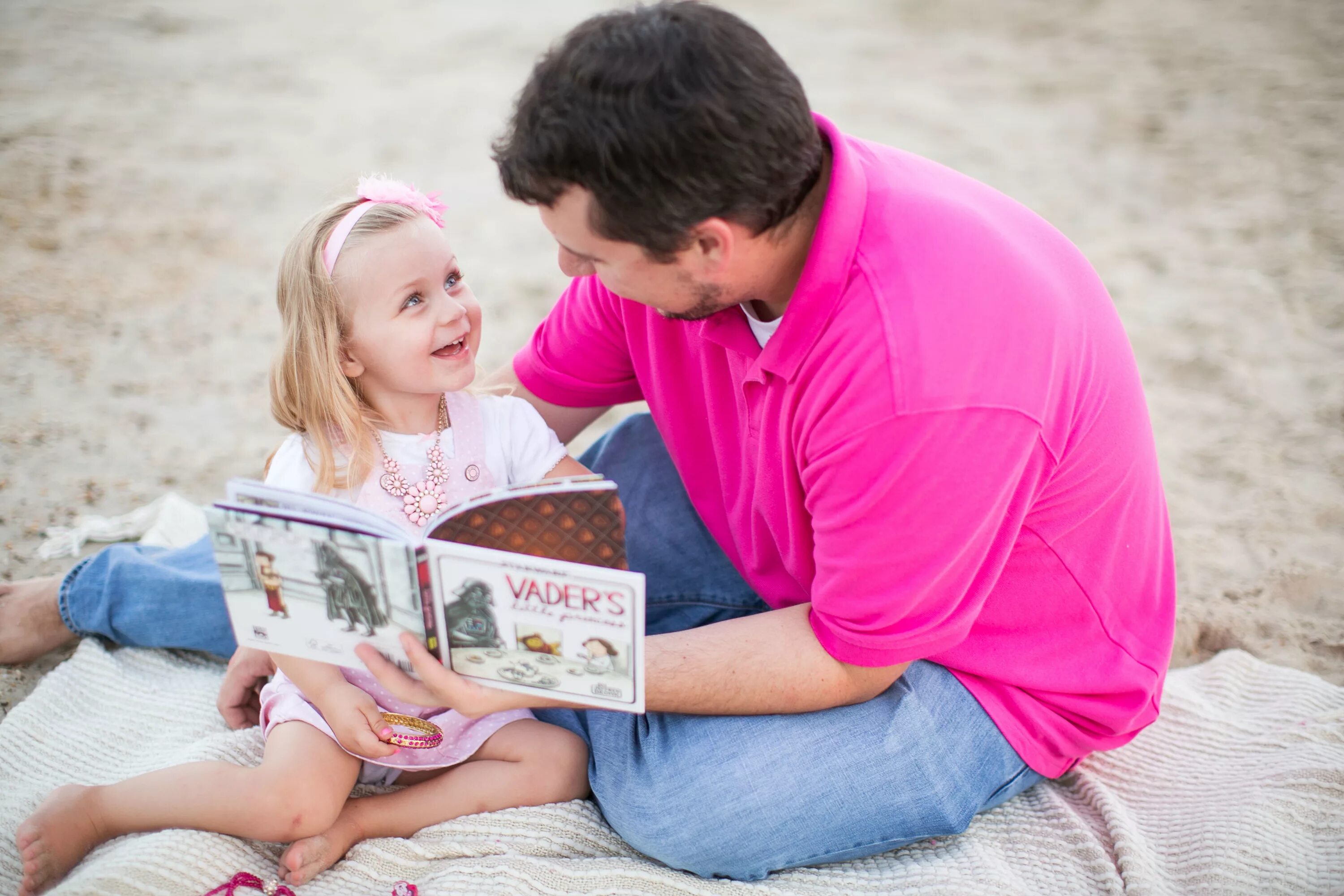 Homemade father daughter. Папа и дочка картинки. Девочки с папами. Папа играет с дочкой.