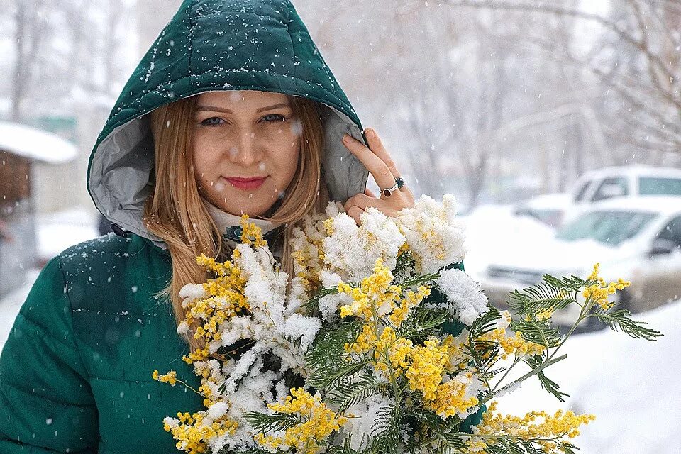 Весенние цветы в снегу. Снегопад летом. Подснежники в снегу. Снег в мае. Заморозки весной.