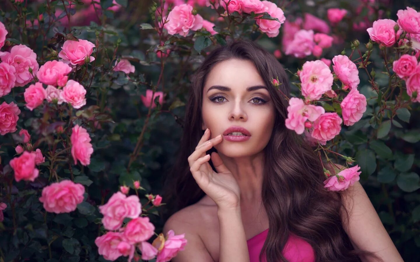 Деми роуз колумбийка. Девушка с розой фотосессия. На стиле слова обложка девушки. Причёски для девушек. Брюнетки с красными розами.