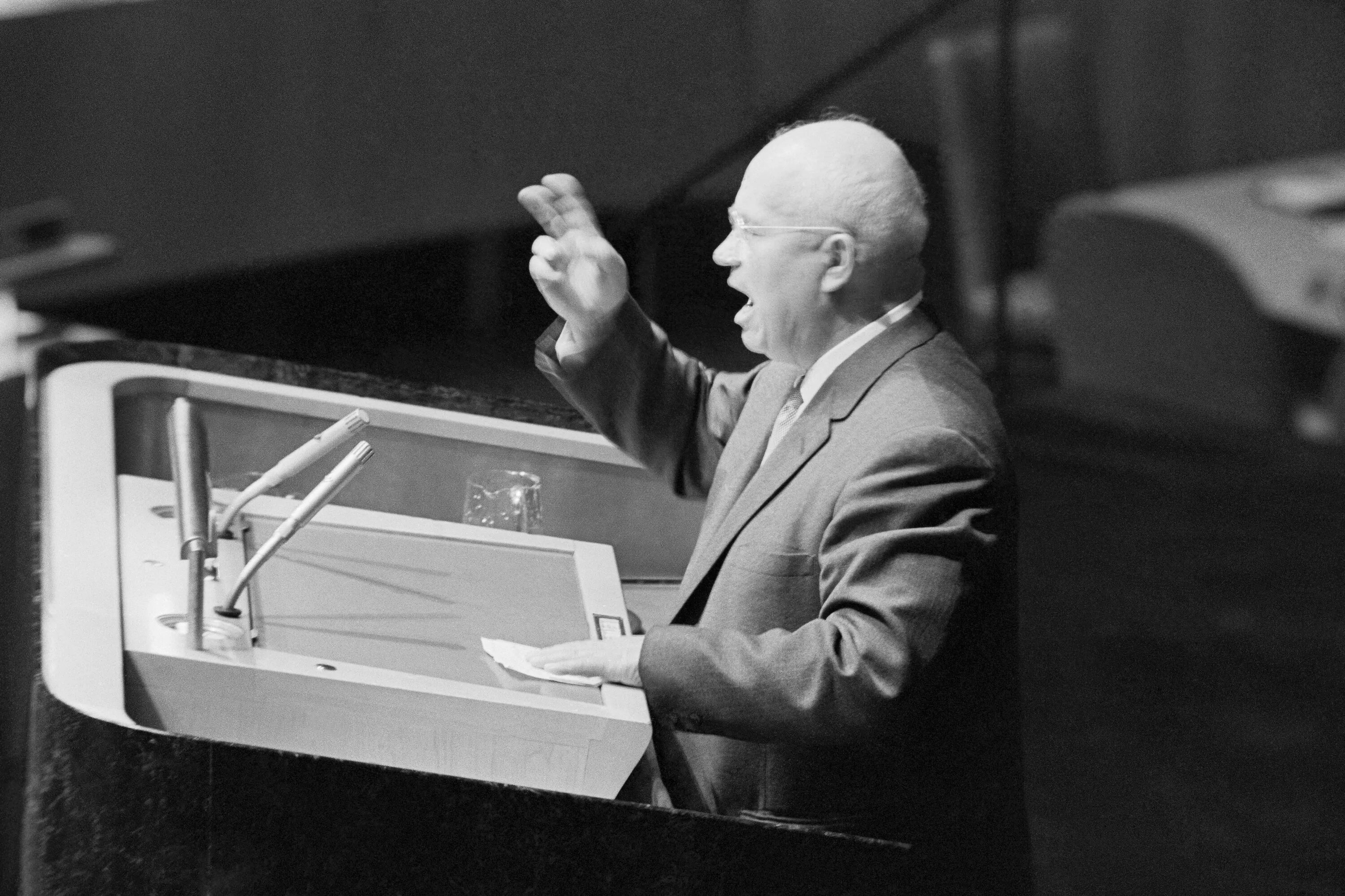 Хрущев стучит ботинком по столу. Хрущев на Генеральной Ассамблеи ООН В 1960. Выступление Никиты Сергеевича Хрущева в ООН.