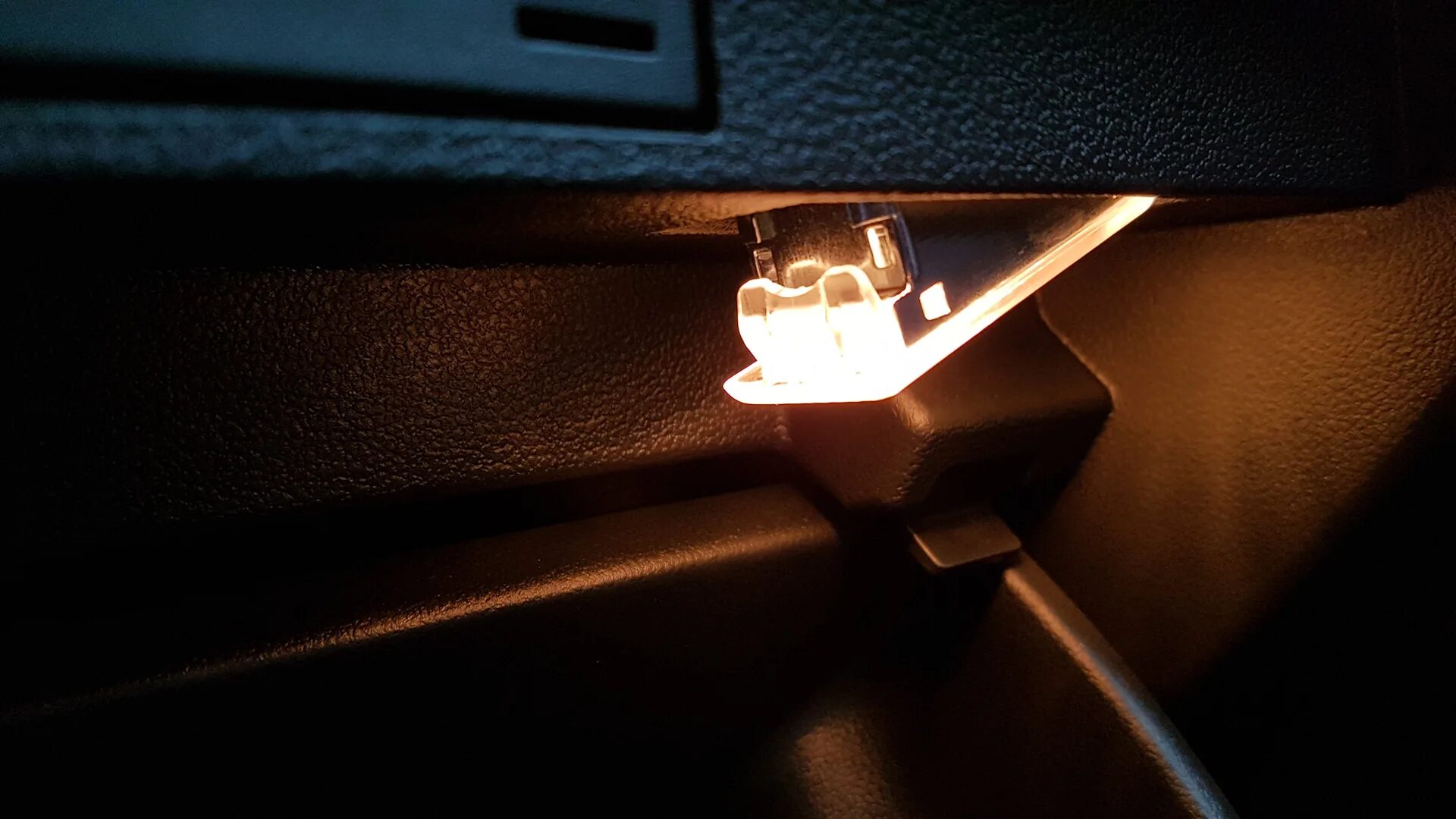 Лампочка подсветки багажника Шкода Рапид.