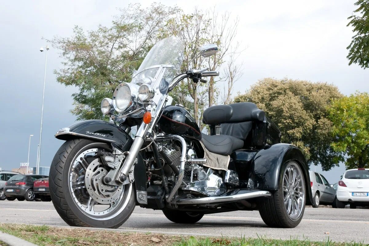 Мотоцикл включаться. Harley Davidson Trike Road King. Road King трайк. ХУРЛЕЙ Девидсон Роял Кинг. Харлей трехколесный.