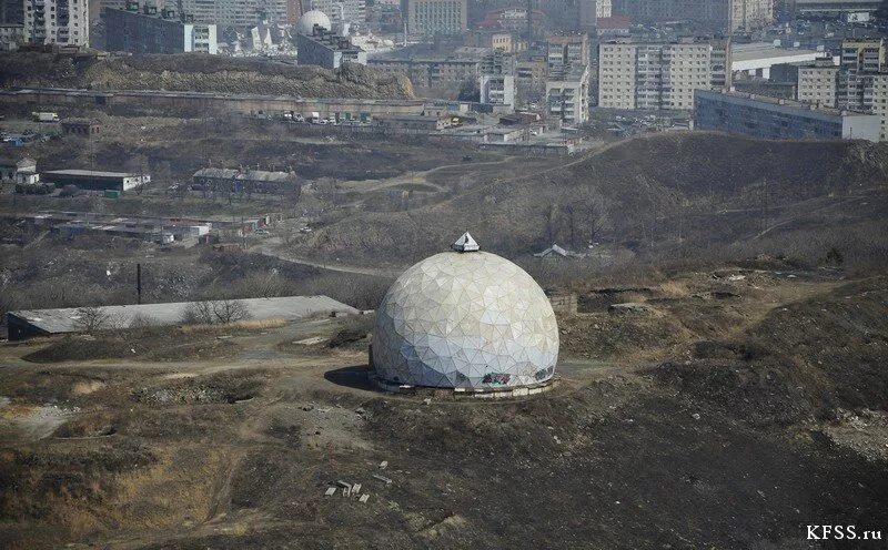 На шаре владивосток. Монастырская сопка Владивосток. Морское кладбище Владивосток. Радиопрозрачный купол Владивосток. Шар во Владивостоке на сопке.