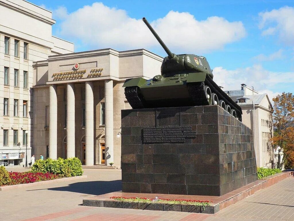 Танковая минск. Мемориальный комплекс Минск город герой в Минске. Памятник танк в Минске. Монумент танк освободитель Минск. Минск мемориал Великой Отечественной войны.