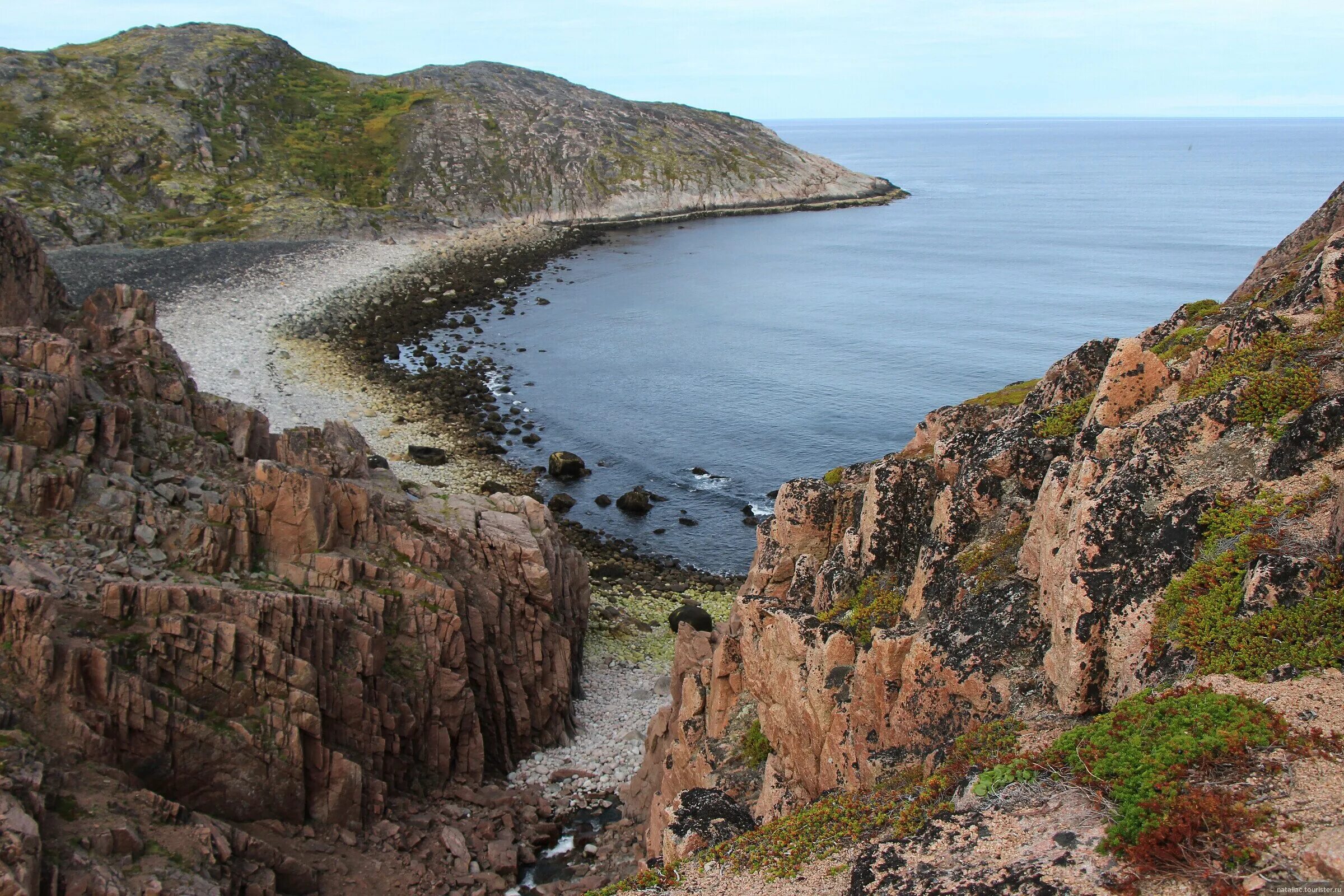 Остров россии в баренцевом море. Остров Медвежий Баренцево море. Остров Матвеев Баренцево море. Териберка 3 море. Баренцево море остров Южный летом.