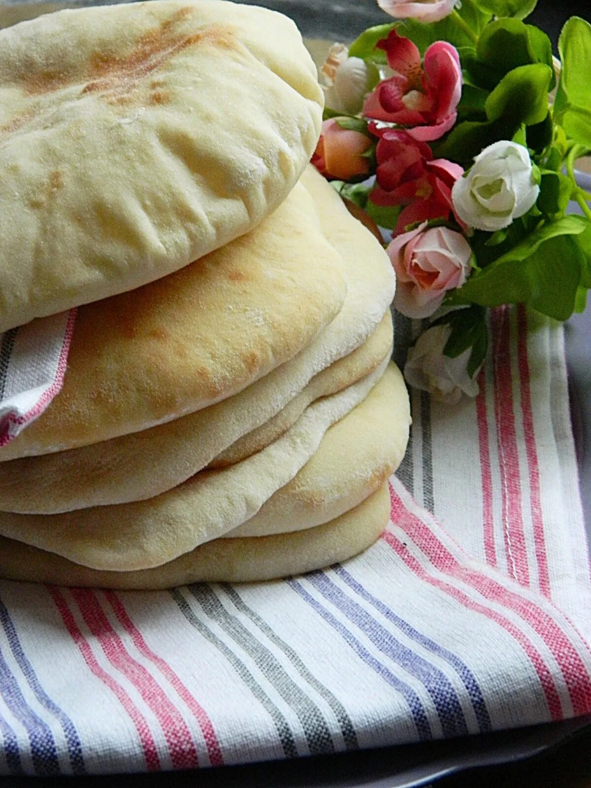 Пита лепешка. Лепешки Pitas. Пита хлебобулочные изделия. Питы лепёшки.