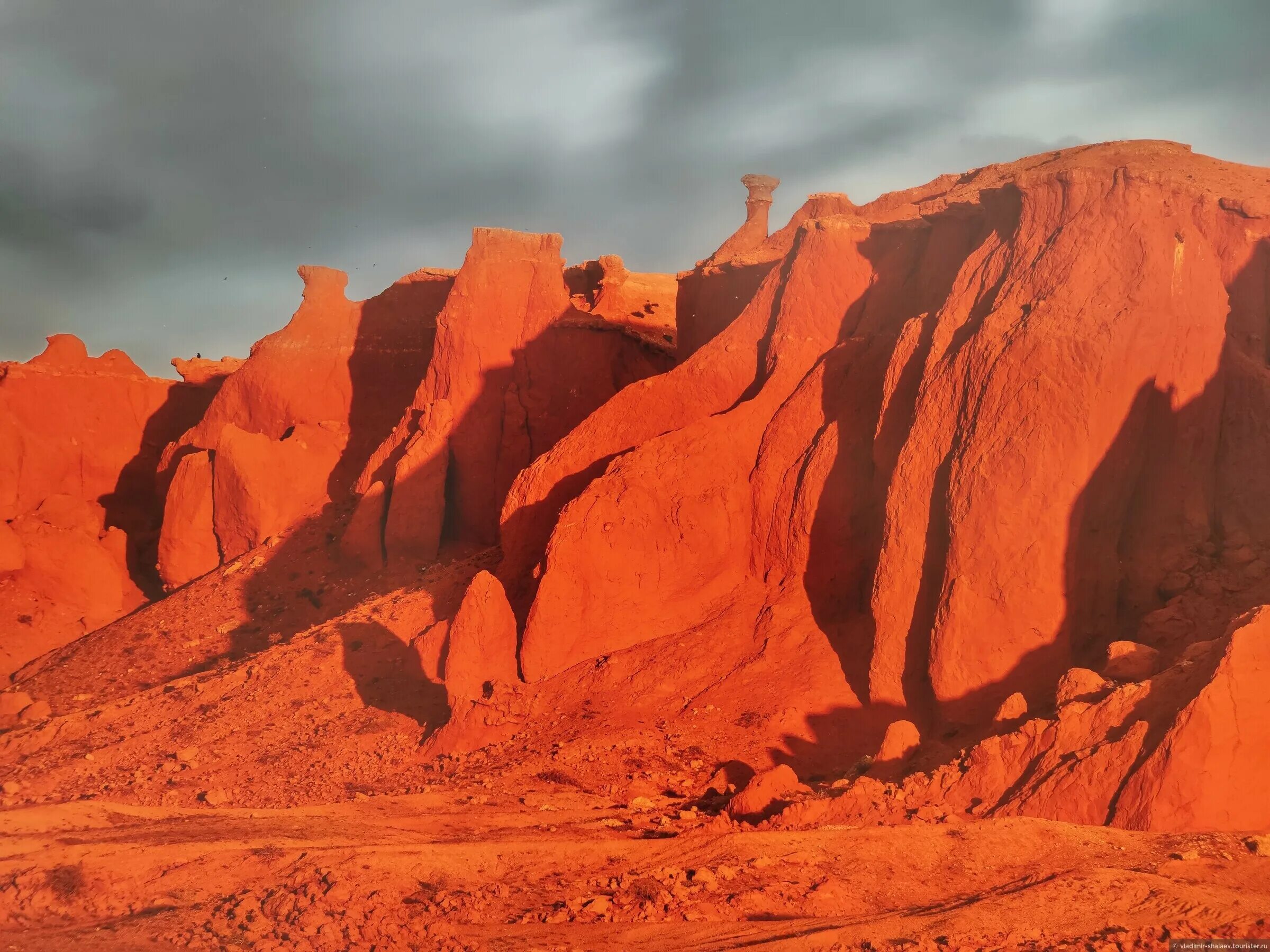 баянзаг монголия. пылающая скала. пустыня гоби скалы. пылающие скалы баянзаг, монголия. каньон богуты.