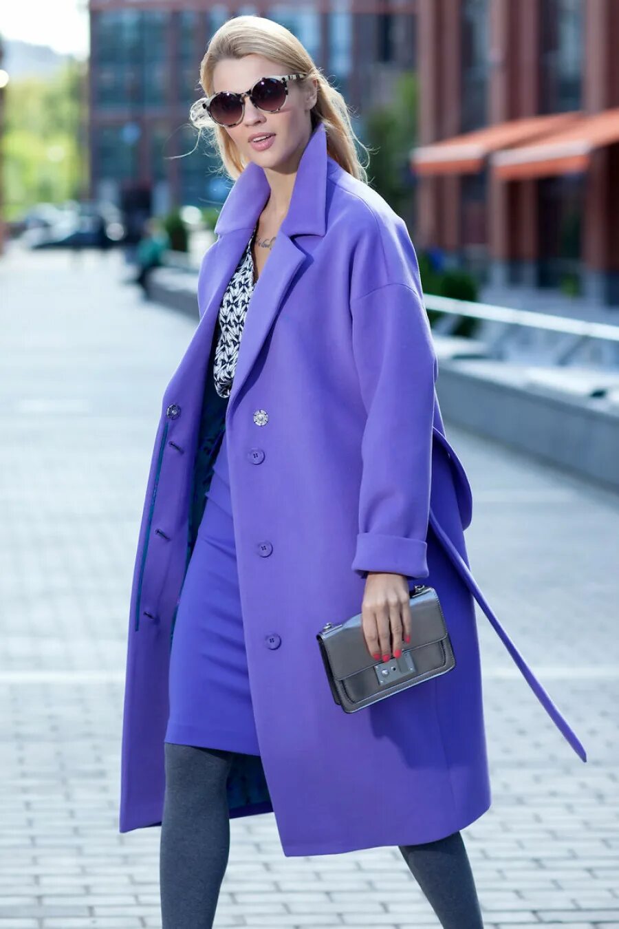 Какое пальто купить на весну. Сиреневое пальто. Фиолетовое пальто. Фиолетовое пальто женское. Яркое пальто.