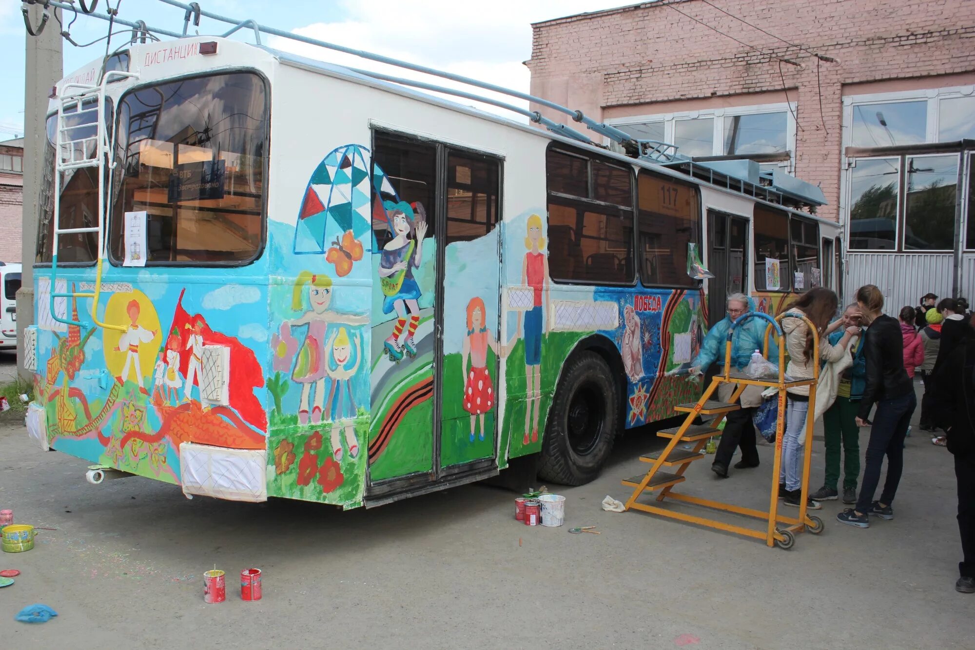 старенький троллейбус с рекламой. троллейбус для детей. игрушка троллейбус зиу 9 технопарк. троллейбус на прозрачном фоне. детский троллей.