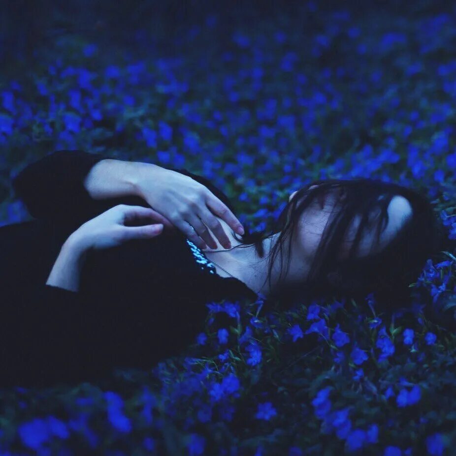 Девушка с цветами ночью. Девушка с большим букетом роз. Цветы в машине. Цветы на лице эстетика. Цветы в руках у девушки в машине.