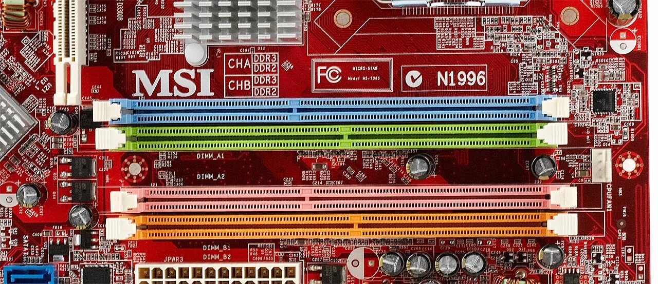 3 слота оперативной памяти. Оперативная память ддр3 разъем. Материнская плата слоты оперативной памяти ddr3. MSI n1996 4 слота ddr2. Ддр 4 оперативка слот.