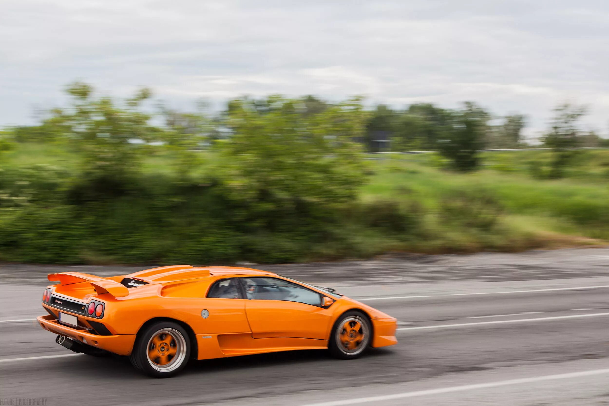 Включи оранжевый автомобиль. Оранжевая машина. Зелено оранжевая машина. Оранжевый цвет автомобиля. Феррари оранжевая.