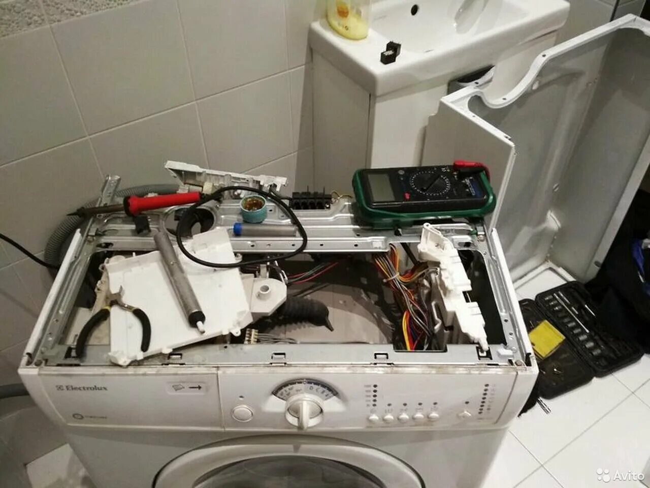 Ремкомплект стиральной машинки. Разобранная стиральная машина. Ремонт стиральных машин. Сломалась стиральная машина. Мастер по ремонту посудомоечных машин.