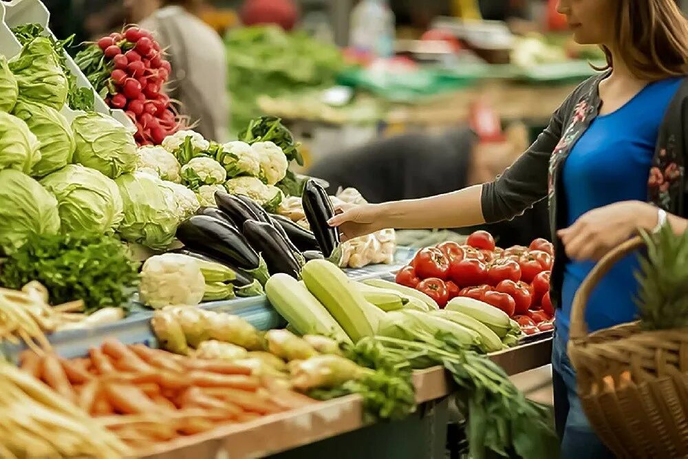 Маркет купить продукты. Овощи на рынке. Овощной рынок. Овощи и фрукты на рынке. Продовольственный рынок.