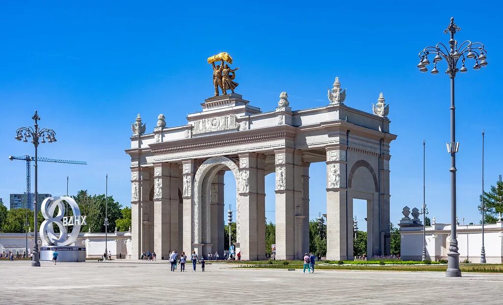 Вднх красные ворота. Главная арка вднх. Главная арка вднх. Ворота на ввц-вднх. Триумфальная арка вднх.