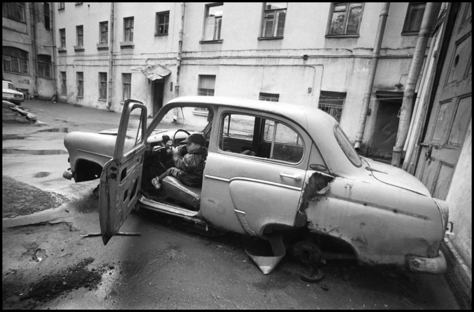 Улицы разбитых машин. Разбитый автомобиль. Ленинград дворы.