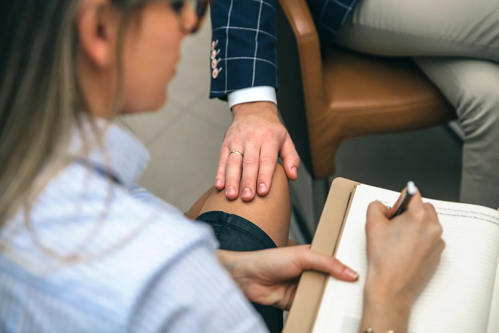 Студент спит на паре. Трогает студента. Трогает студента. Фото в школе в классе студенты. Трогает студента.