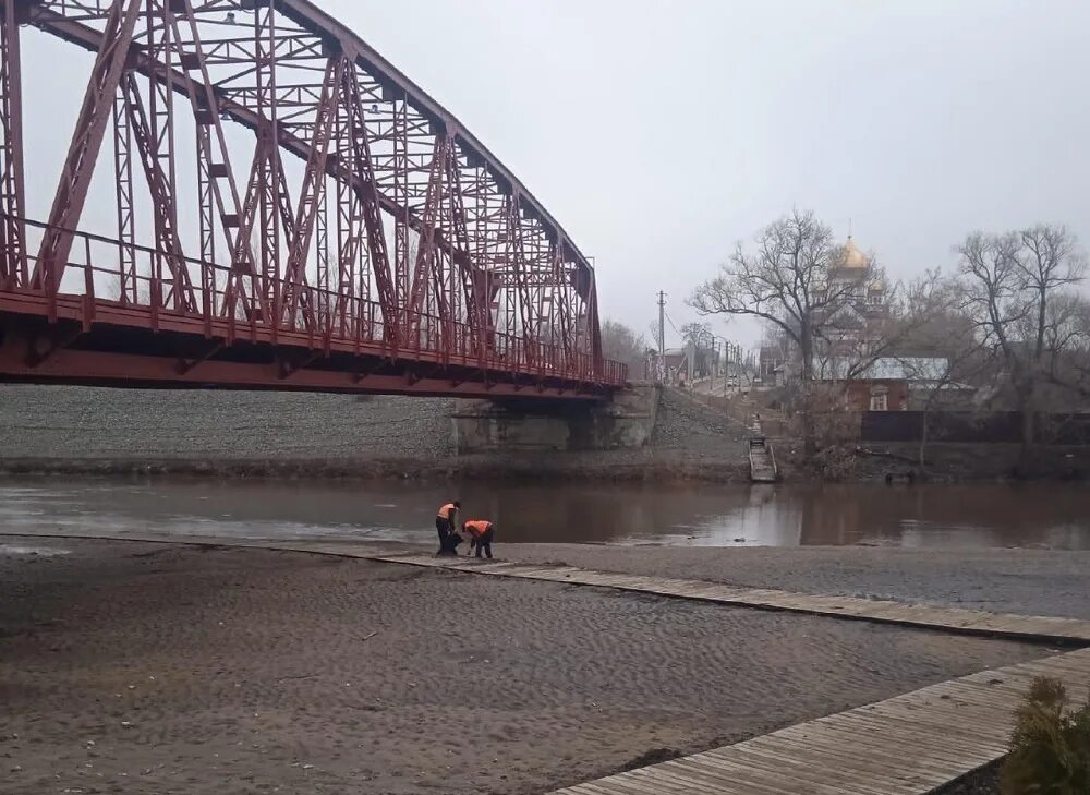 Паводок. Половодье в Петровске. Металлический мост. Половодье в Петровске Саратовская область.