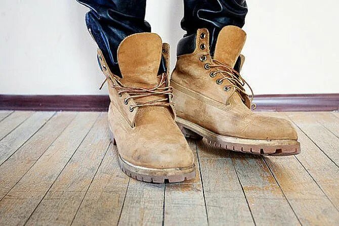 Старые зимние ботинки. Убитые ботинки timberland. тимберленд ботинки ношеные. ботинки женские тимберленд нубук и замша. ботинки тимберленд расшнурованные.