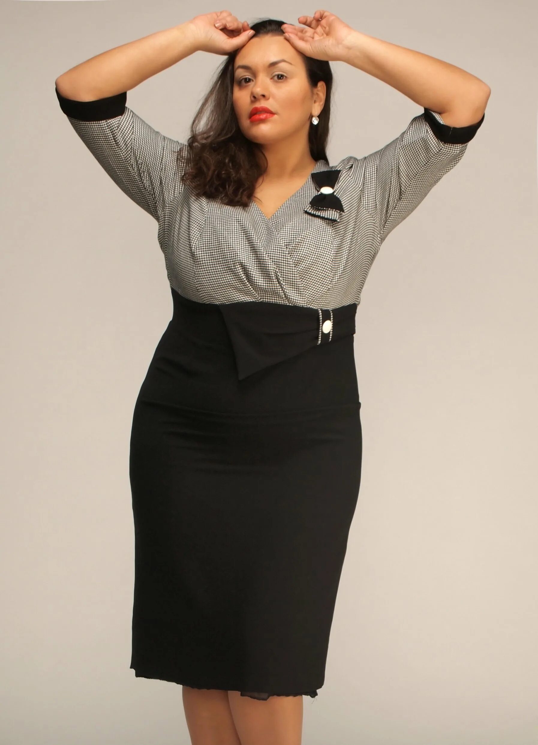 Белоруссия лиссана одежда для женщин. Офисные костюмы для полных женщин. Деловые платья для полных женщин. Платье плюс сайз 2021. Платья для полных женщин стильные.