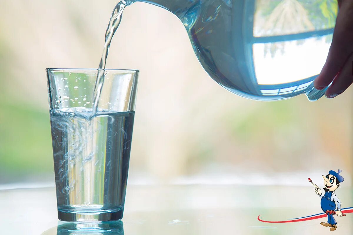 вода из крана. налейте чистую воду. стакан воды. налейте чистую воду. чистая питьевая вода.