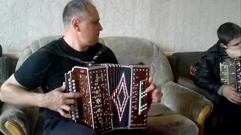 Играет татарская гармошка