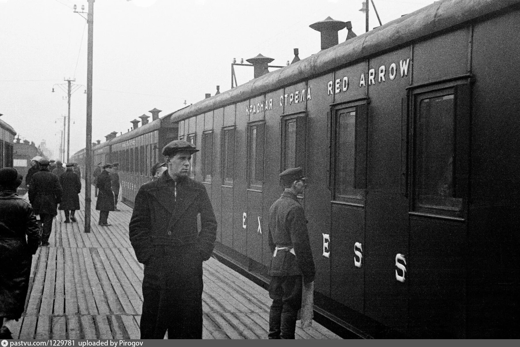 Знак на перроне. «Красная стрела» Ленинград-Москва 1931 года. Красная стрела поезд СССР. Поезд красная стрела 1931. Поезд красная стрела Москва Ленинград 1931.