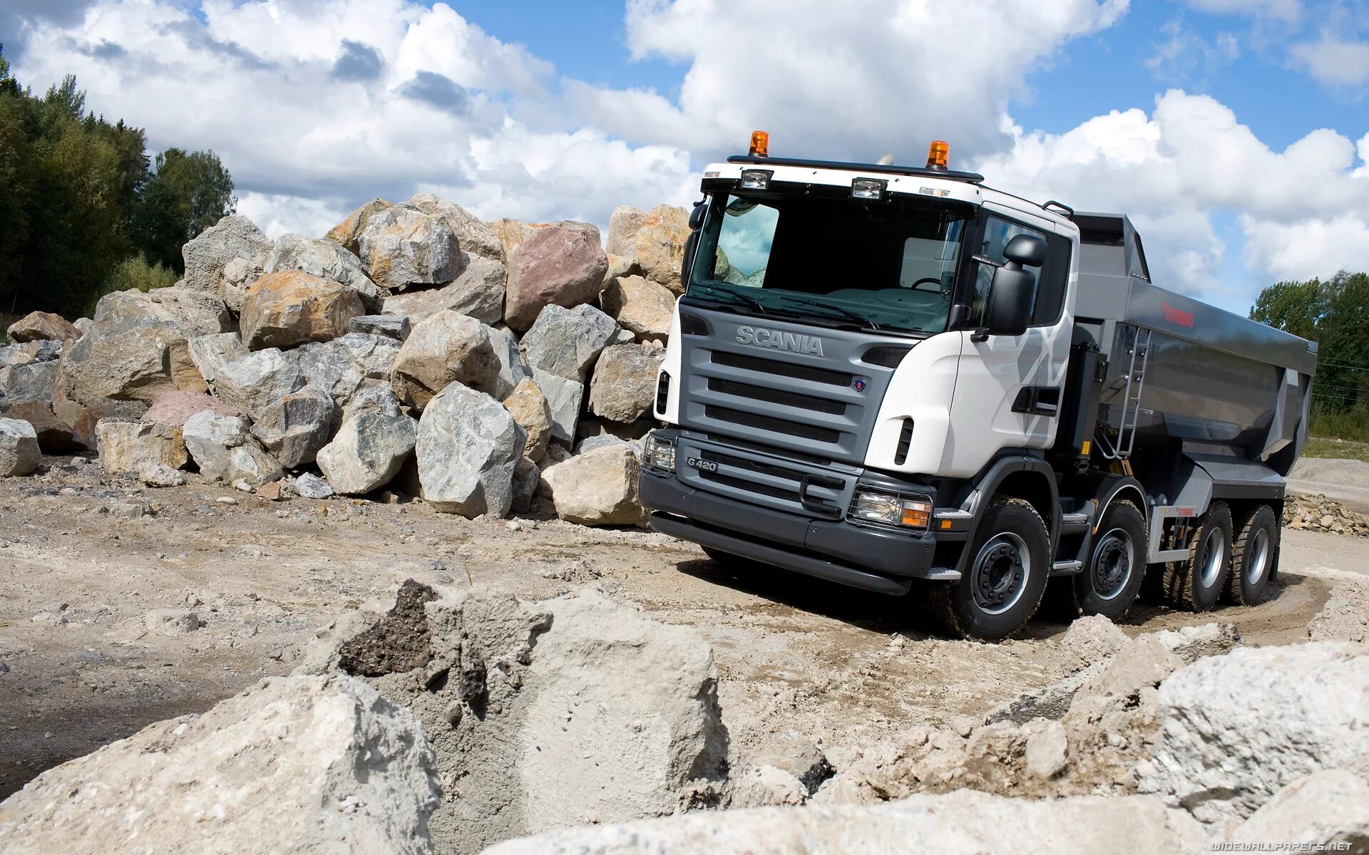 Со своими самосвалами. Со своими самосвалами. Белаз 240 разгрузка. Карьерный самосвал комацу. Со своими самосвалами.