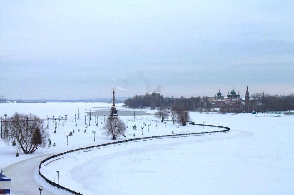 Успенский храм ярославль зимой. Город ярославль. Что посетить в ярославле зимой. Ярославль стрелка зима. Ярославль центр города зимой.