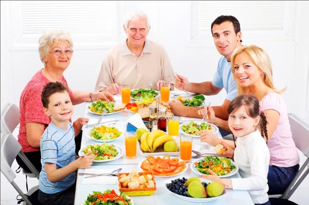 Vegetable family. Здоровое питание в семье. Семья за столом. Правильное питание для всей семьи. Семья за праздничным столом.