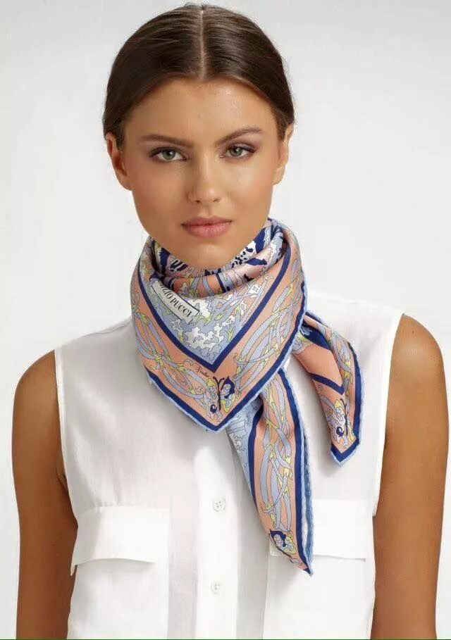 Завязывание платка на шее. Emilio Pucci Silk Scarf. Элеганза платки шелковые. Шарфик на шею. Платок женский на шею.