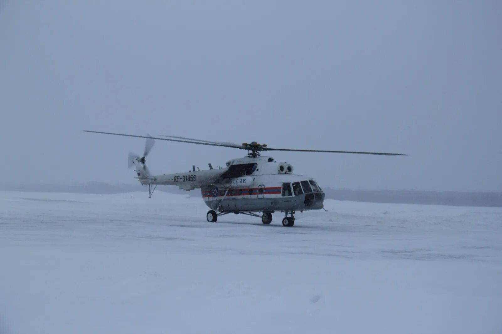Спасательная операция завершена. Спасательная операция ми-8. Сахалин спасательный центр. Вертолеты ми на льдине. Вертолет спасает рыбаков.