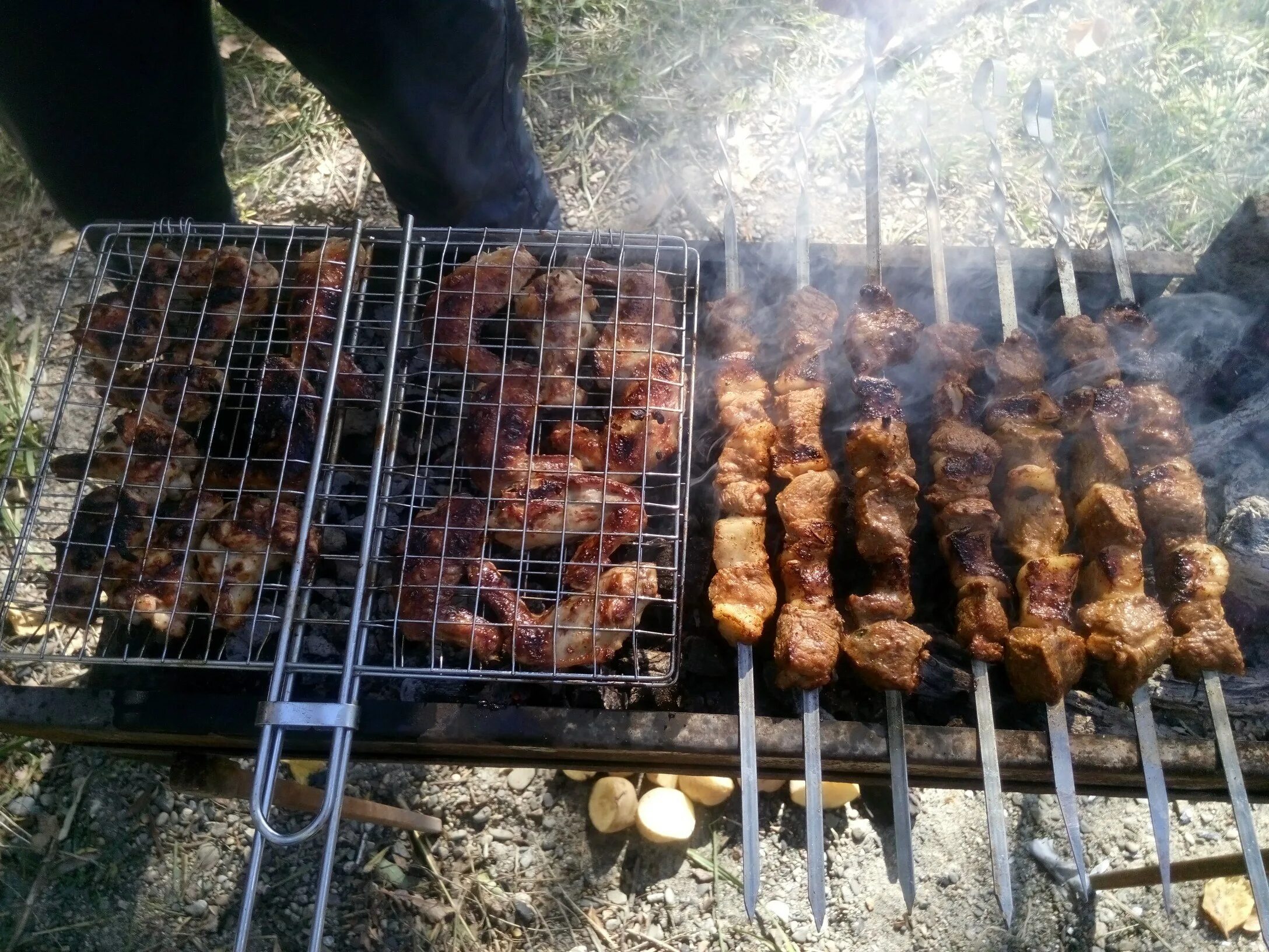 Можно ли жарить шашлык в парке. Дрова для шашлыка. Палка шашлыка. Упакованное жаренный шашлык. Шашлык на палочке на природе.